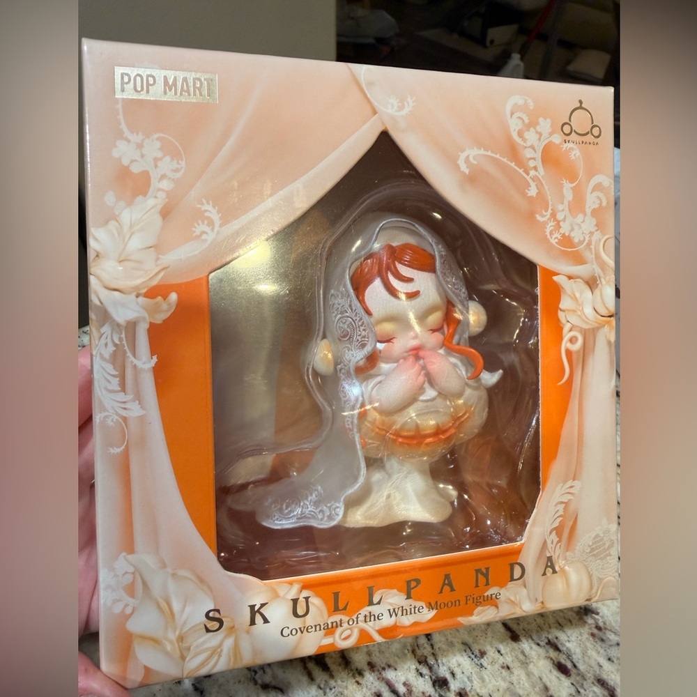 Skullpanda Covenant of The White Moon Pop Mart Limited Edition Lights Up NEW NIB - Picture 8 of 10